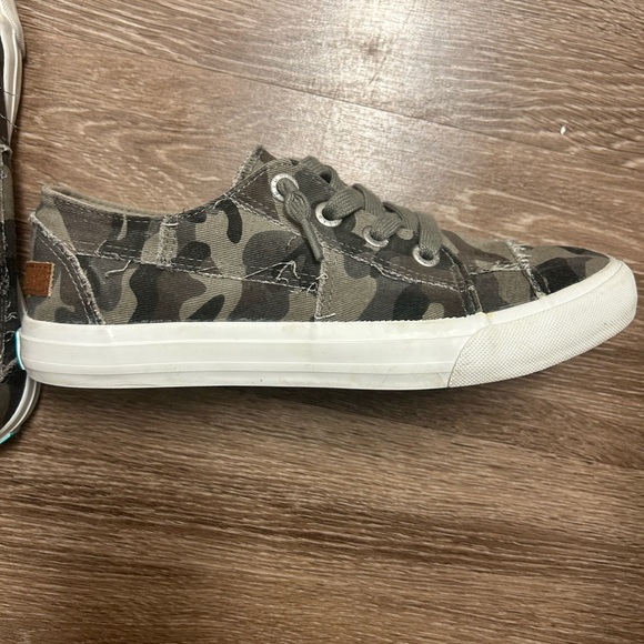 Maxine Blowfish slip on shoes - Picture 2 of 4